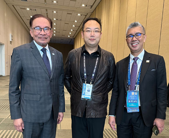 馬來西亞首相安華（左一）、APEC籌委會(huì)聯(lián)合主席徐鵬（中）、馬來西亞商務(wù)部長(zhǎng)TENGKU ZAFRUL TENGKU ABDUL AZIZ（右一）